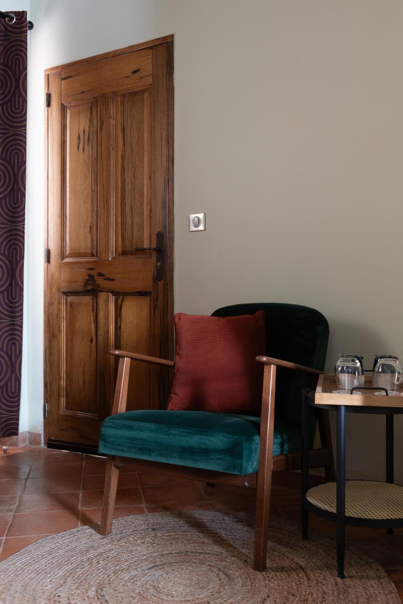 La Maison D'En Bas Des Seigneurs Cucuron Rum bild