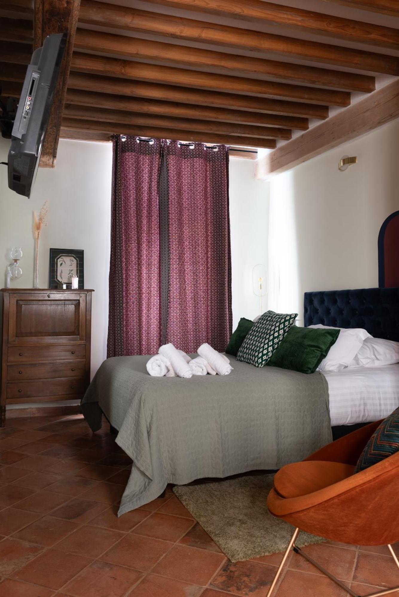 La Maison D'En Bas Des Seigneurs Cucuron Rum bild