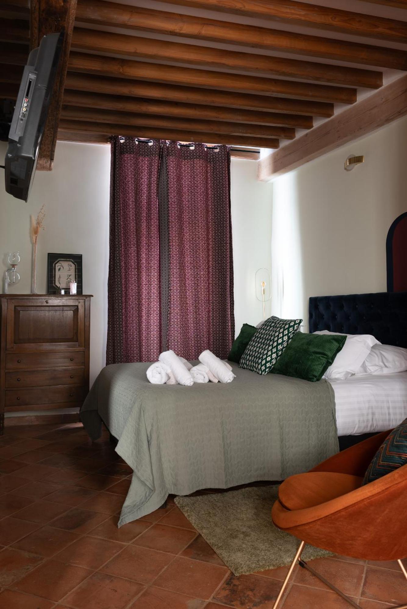 La Maison D'En Bas Des Seigneurs Cucuron Rum bild